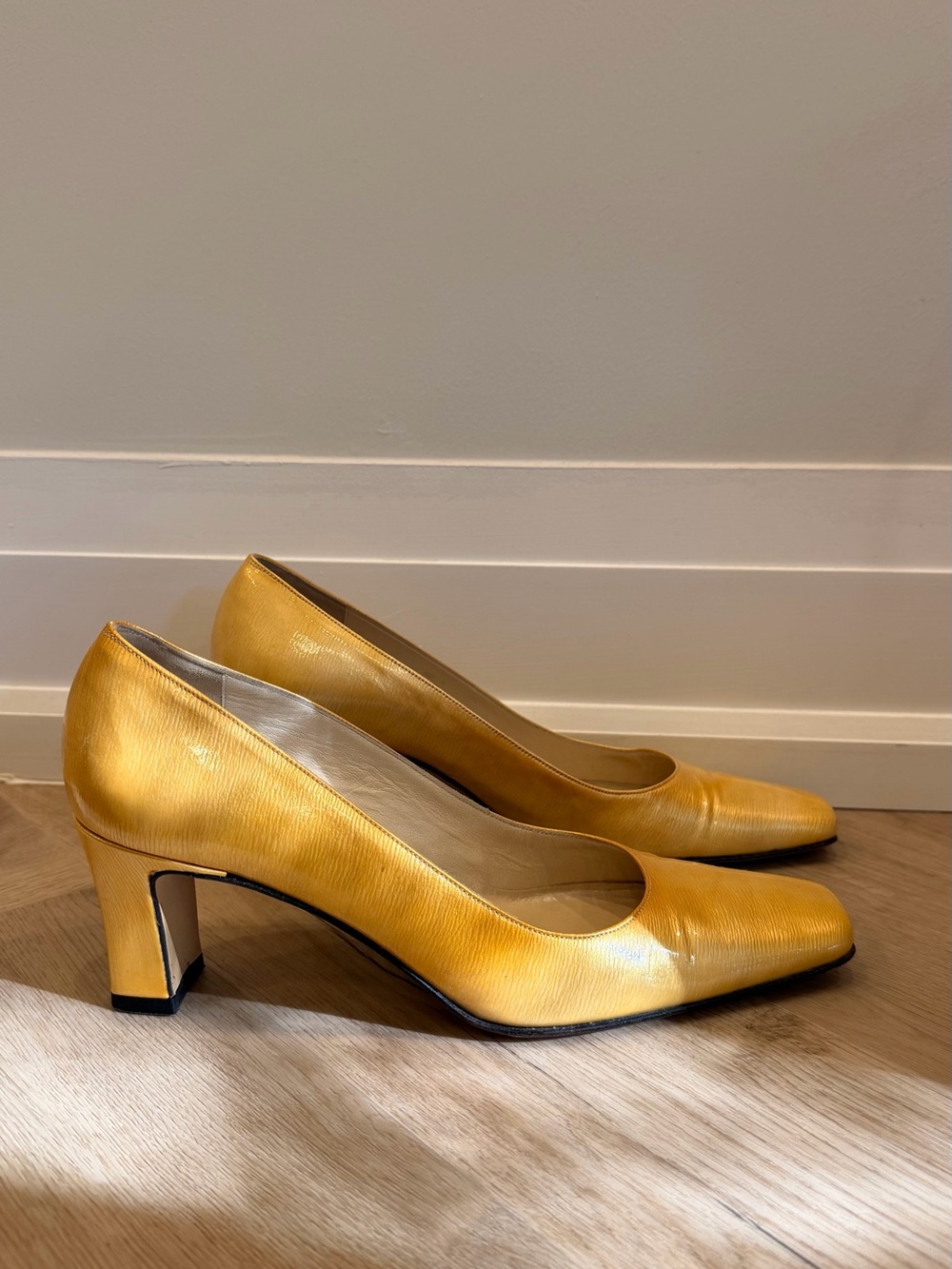 Roberto Capucci Leather Mid-Heel Pumps